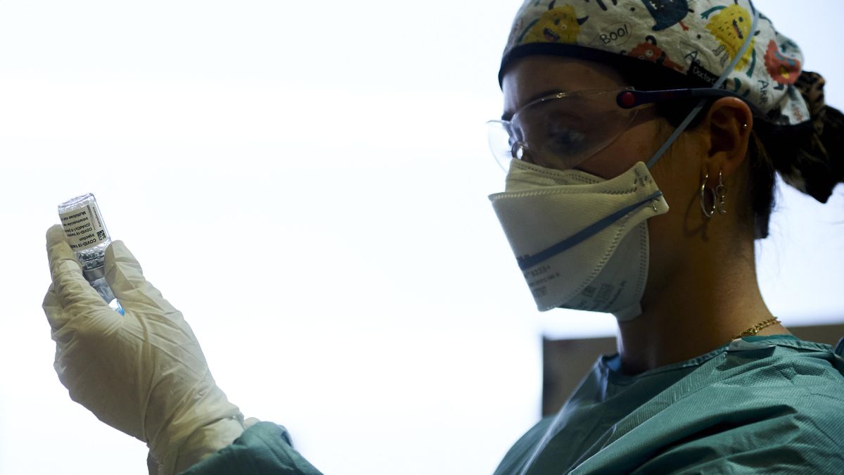 Archivo - Una profesional sanitaria sostiene un vial con la vacuna del Covid