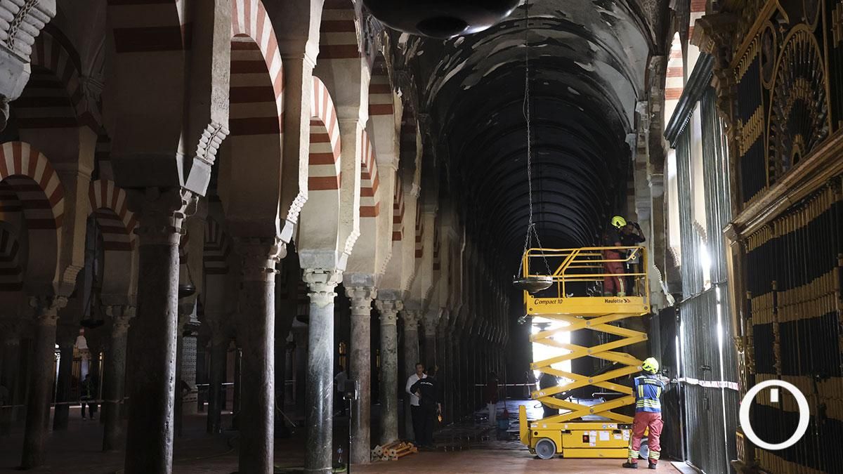 El interior de la Mezquita Catedral tras el incendio, en imágenes