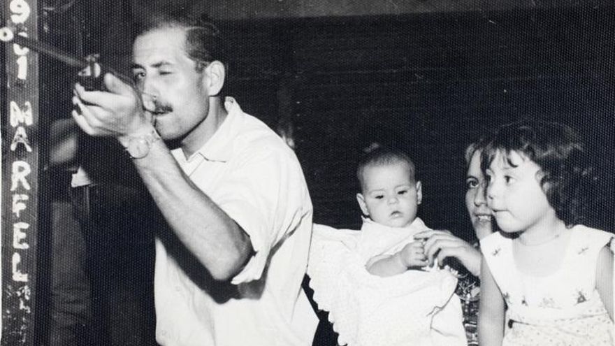 Bomberos, chulapos y mantones de Manila: estampas de las viejas fiestas de La Paloma en blanco y negro