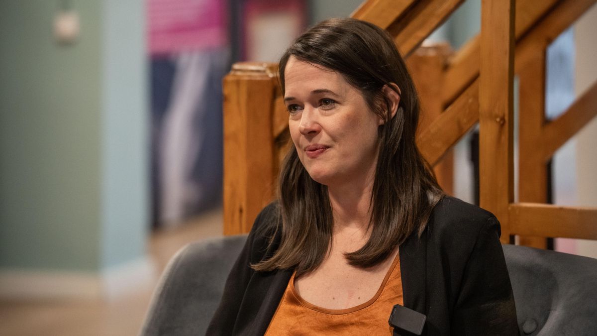 Sophie Gilbert, durante una charla en Barcelona con motivo de la presentación de su libro, 'Chica contra Chica'