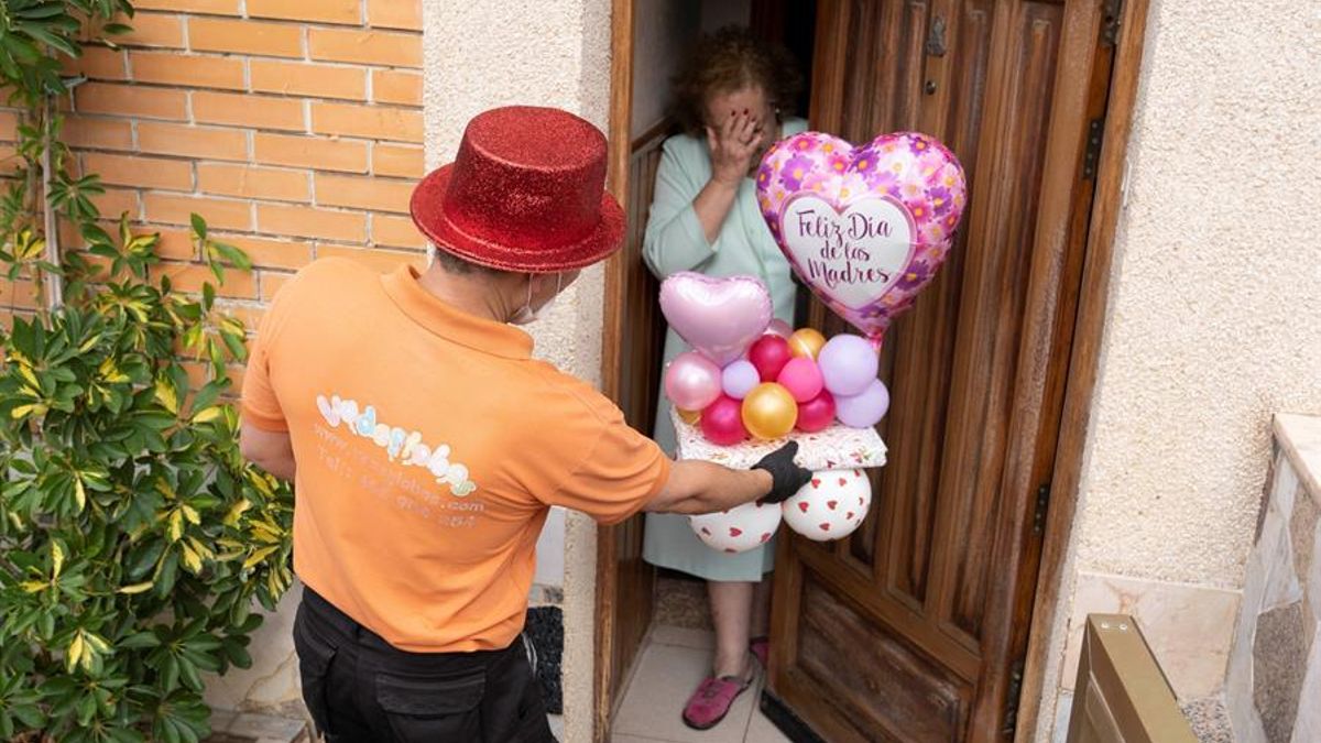 FOTOGALERÍA | Flores y otros regalos sorpresa a domicilio en un Día de la Madre marcado por el confinamiento
