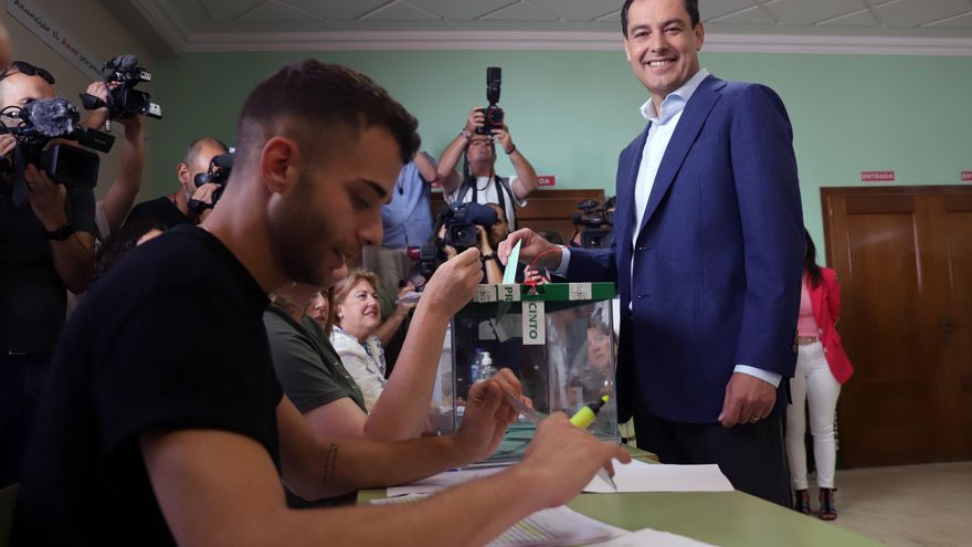 El presidente del PP andaluz y candidato a revalidar la Presidencia de la Junta, Juanma Moreno, acude a votar con motivo de las elecciones auton�micas, en su colegio electoral en la capital malague�aa 19 de junio de 2022 en M�laga, Andaluc�a.