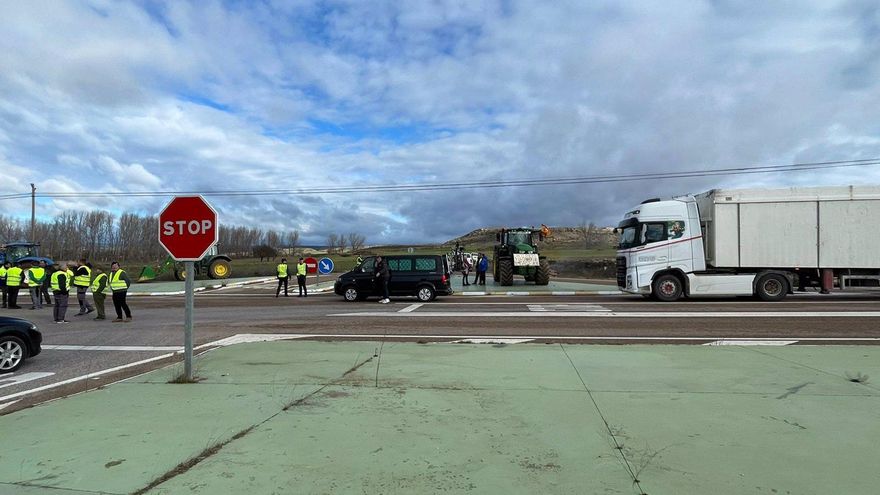 Una nueva jornada de protesta de agricultores corta la A-3 en Tarancón y condiciona el tráfico en otros puntos de Cuenca