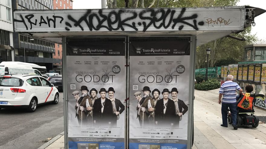 Carteles de la obra 'Esperando a Godot' en un quiosco de Madrid.