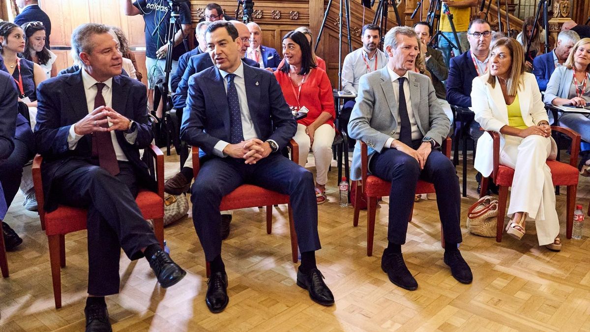 El presidente de Castilla-La Mancha, Emiliano García-Page; el presidente de la Junta de Andalucía, Juan Manuel Moreno; el presidente de la Xunta de Galicia, Alfonso Rueda y la presidenta del Gobierno de Cantabria, María José Sáenz de Buruaga, durante el encuentro 'De la Idea a la Acción: Los 30 años del Comité de las Regiones y la Evolución de la Política de Cohesión', en el Palacio de la Magdalena, a 3 de septiembre de 2025, en Santander.