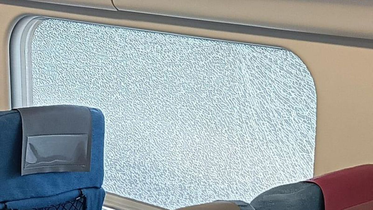 Cristales estallados en una ventana del tren Avant.
