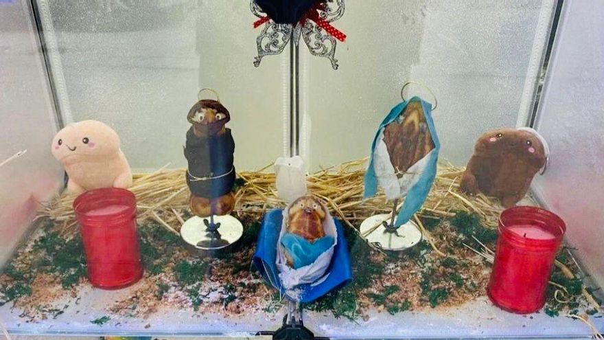 El dueño de la pastelería denunciada por mostrar un 'belén erótico': "Al que no le guste, que pase de largo"