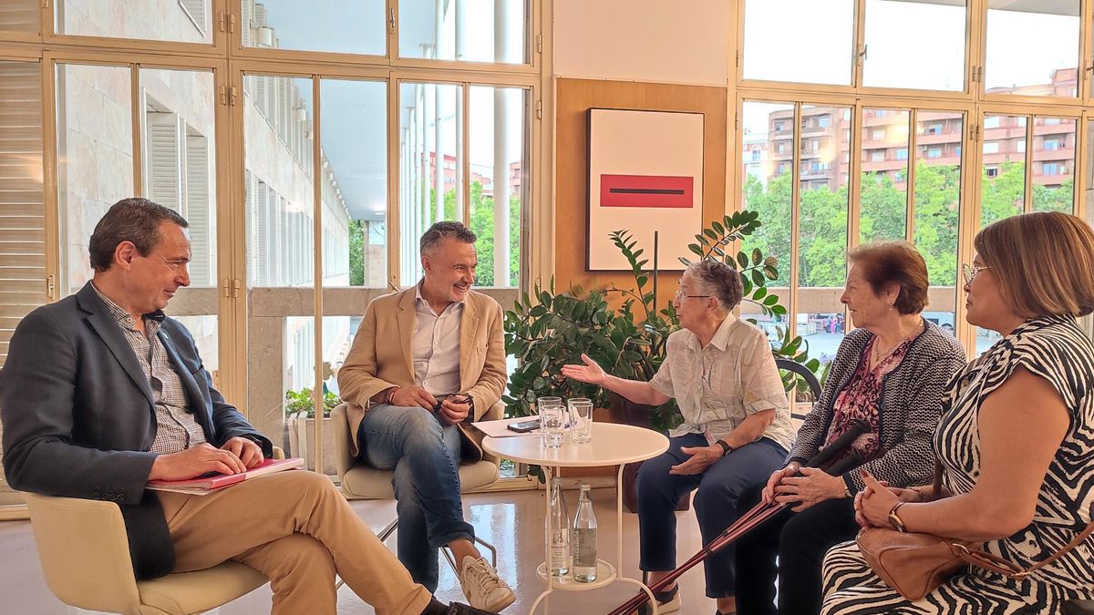 Un grupo de mujeres de 90 años pide al alcalde de Logroño bancos para sus encuentros diarios