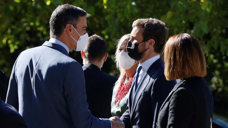 El presidente del Gobierno, Pedro Sánchez (i), saluda al líder del PP, Pablo Casado (d) a su llegada al Monasterio de Yuste. EFE/ Ballesteros