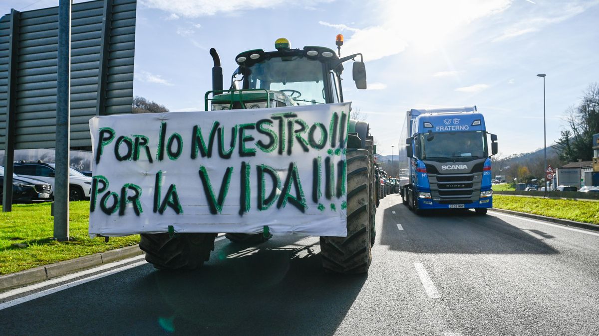 El agro vasco lleva sus tractores a la frontera de Irún contra Mercosur y reclama ayuda ante la dermatosis