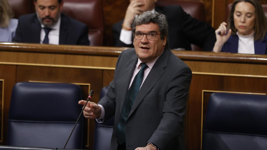 El ministro de Seguridad, Social, José Luis Escrivá interviene durante la sesión de control al Gobierno celebrada este miércoles en el Congreso de los Diputados en Madrid. EFE/ Juan Carlos Hidalgo