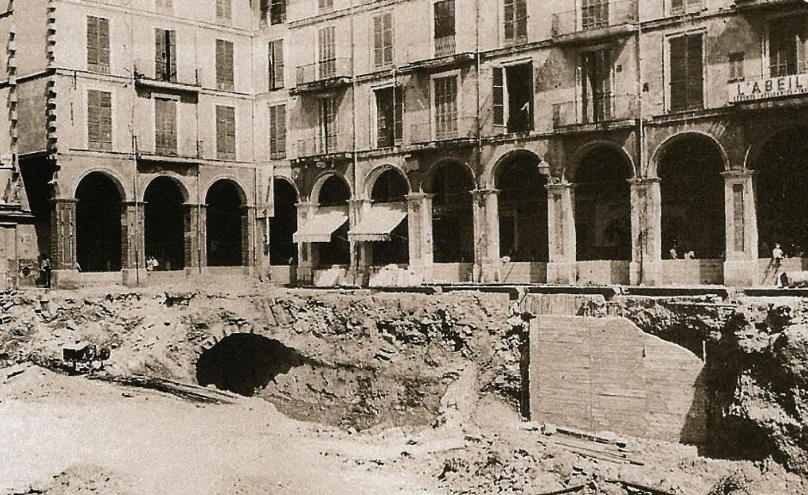 El túnel del ferrocarril, a su paso por debajo de la Plaza Mayor, desmantelado con la construcción de los aparcamientos subterráneos de la zona
