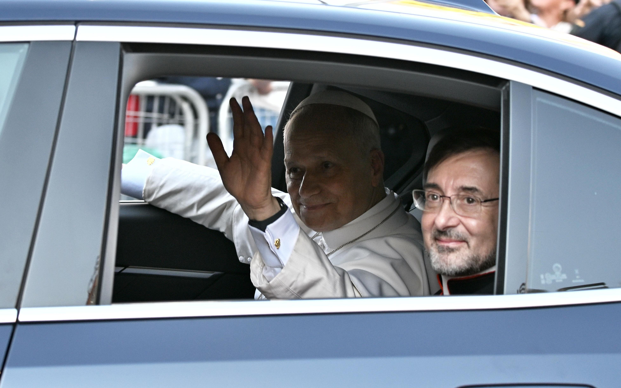 El Papa León XIV junto al cardenal y arzobispo de Madrid, José Cobo, llegan al Estadio Santiago Bernabeú para participar en un encuentro con la comunidad diocesana de Madrid, a 8 de junio de 2026