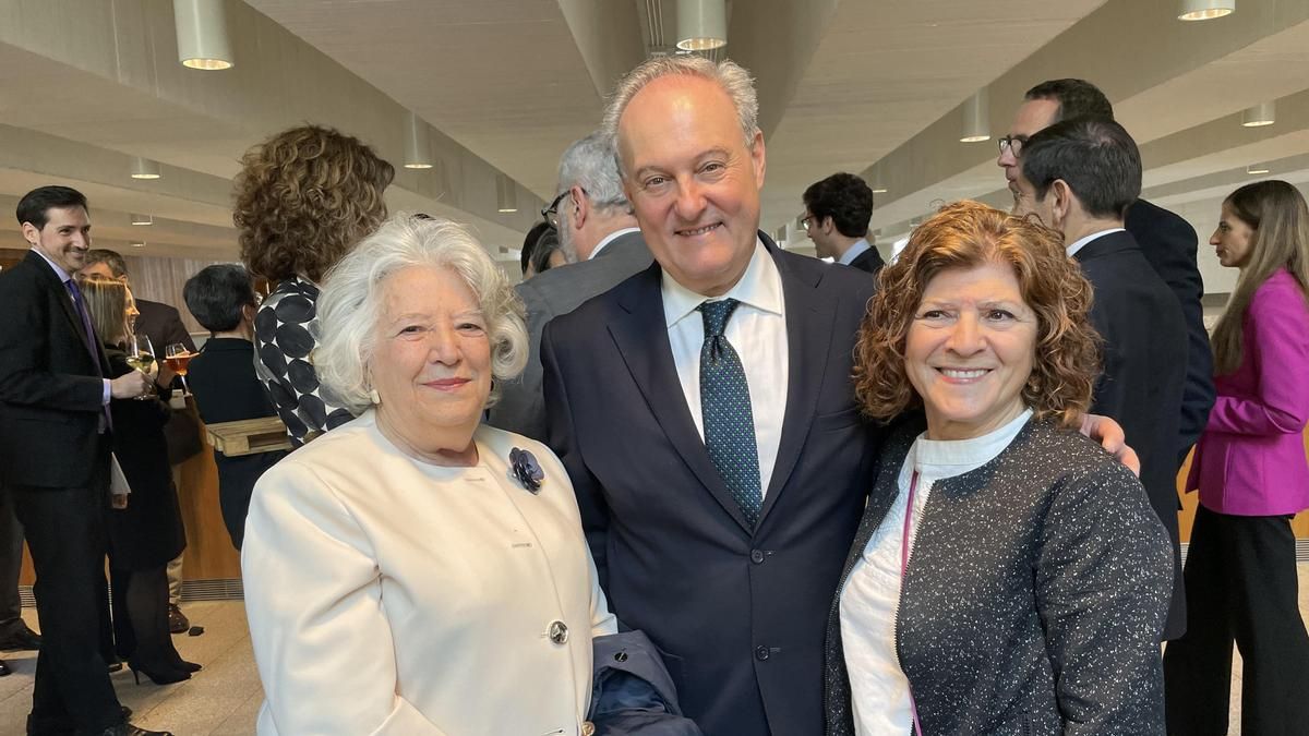 Capitolina Díaz (derecha), con los también Premios Nacionales de Sociología María Ángeles Durán y Pablo Oñate. 