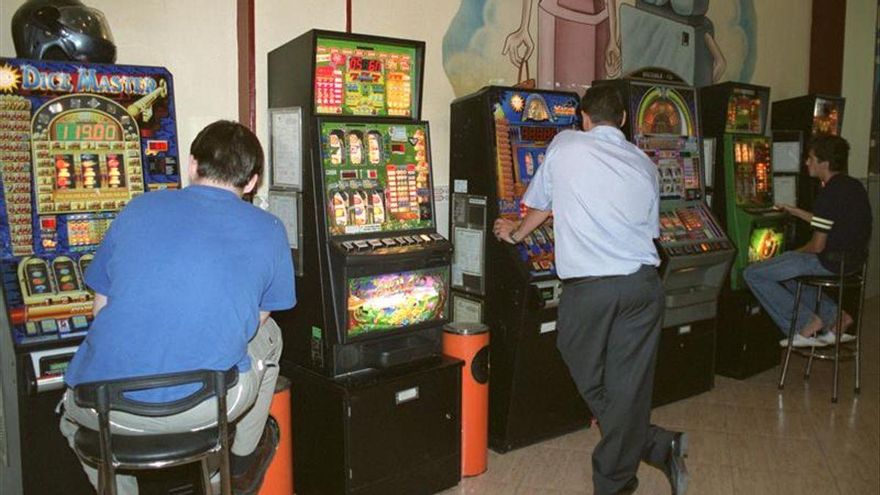 Andalucía reduce los tributos al sector del juego en cinco millones ante la "indignación" de las personas en rehabilitación