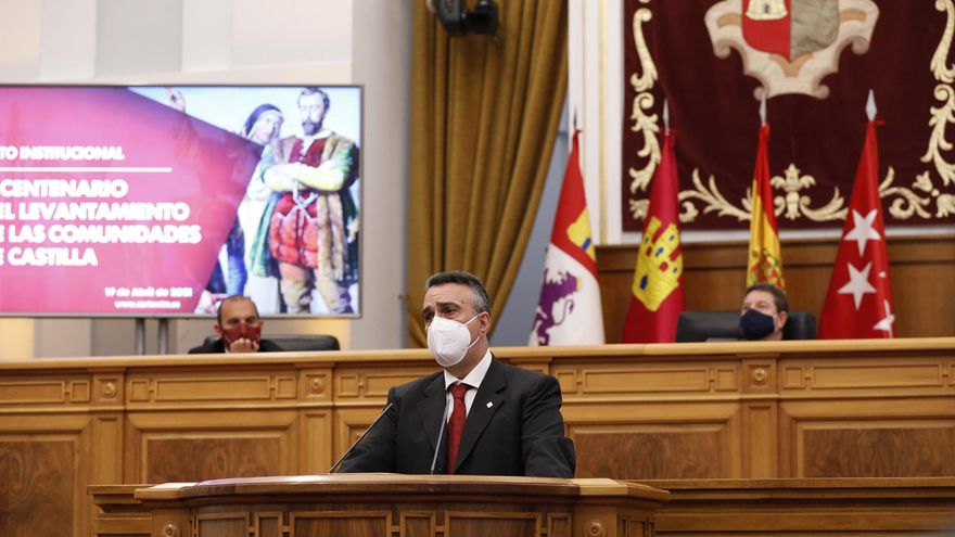 El historiador Miguel Fernando Gómez Vozmediano en el acto institucional en el Salón de Plenos de las Cortes de Castilla-La Mancha en conmemoración del V Centenario del Levantamiento de las Comunidades de Castilla