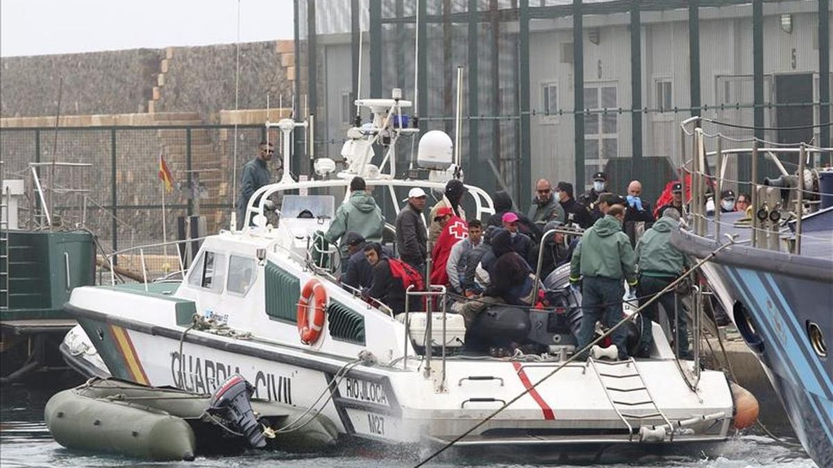 Llegada al puerto de Almería de una patrullera de la Guardia Civil con 17 personas rescatadas. / EFE.