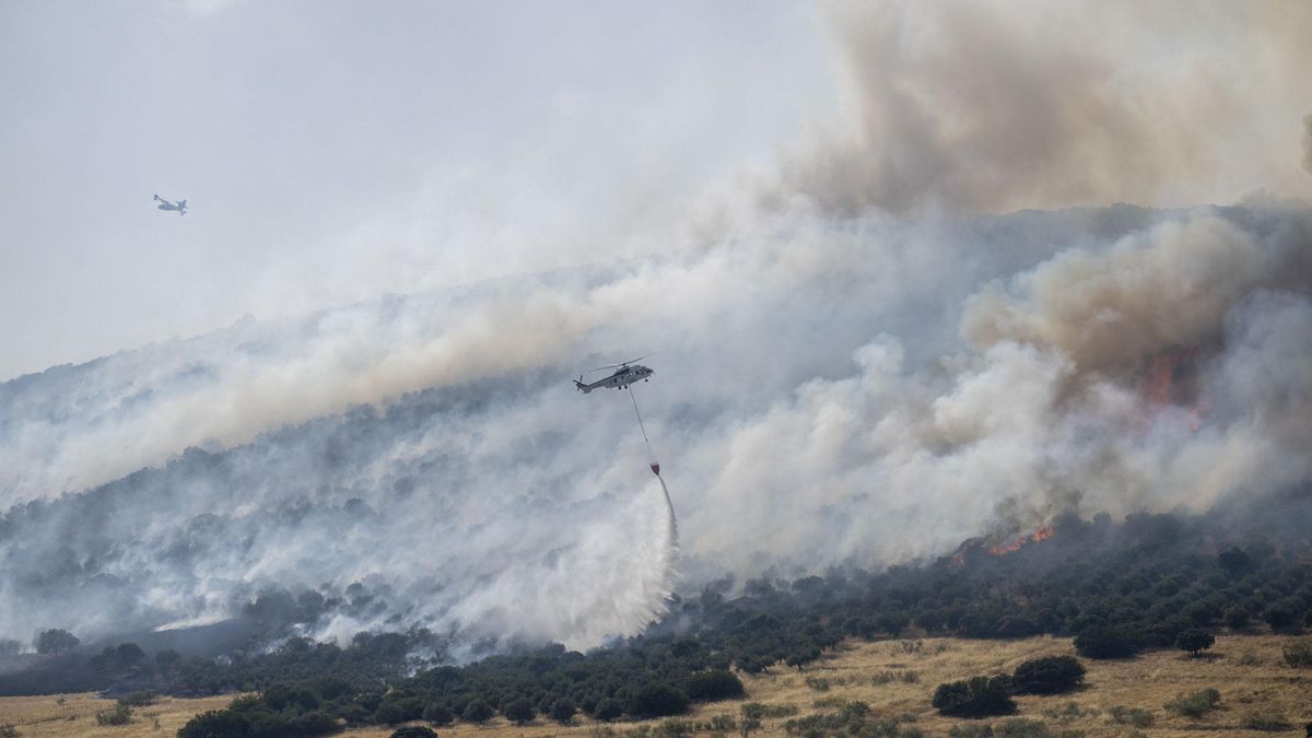 Trabajos de extinción del incendio de Hinojosas de Calatrava (Ciudad Real) este miércoles. EFE/ Jesús Monroy
