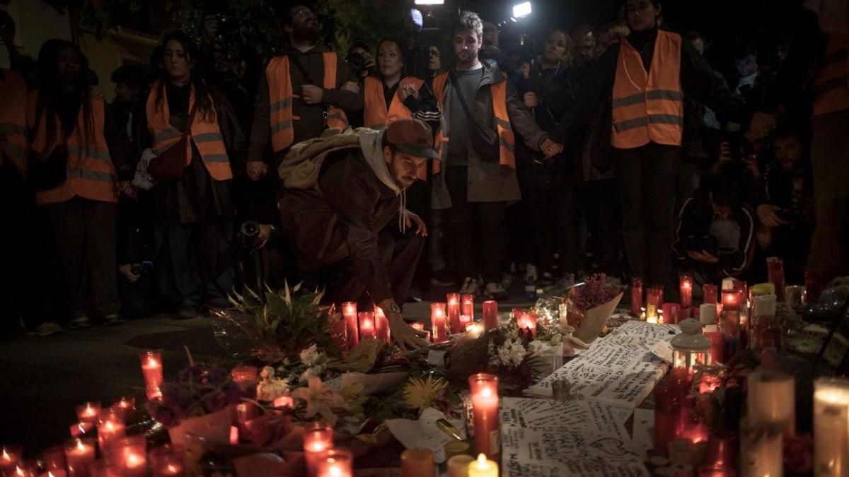 Homenaje frente a la casa de Maricarmen.