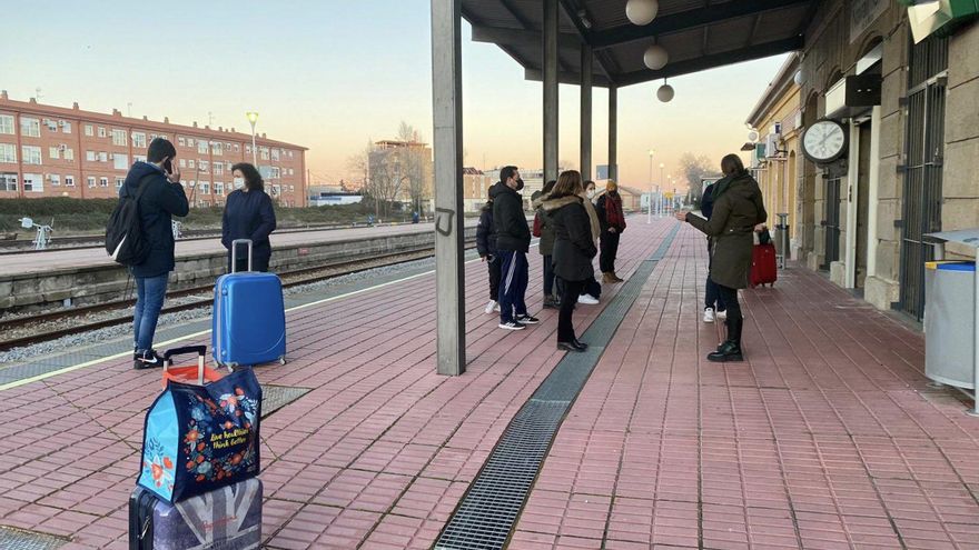 Pasajeros en la estación de Navalmoral sin servicio a Madrid