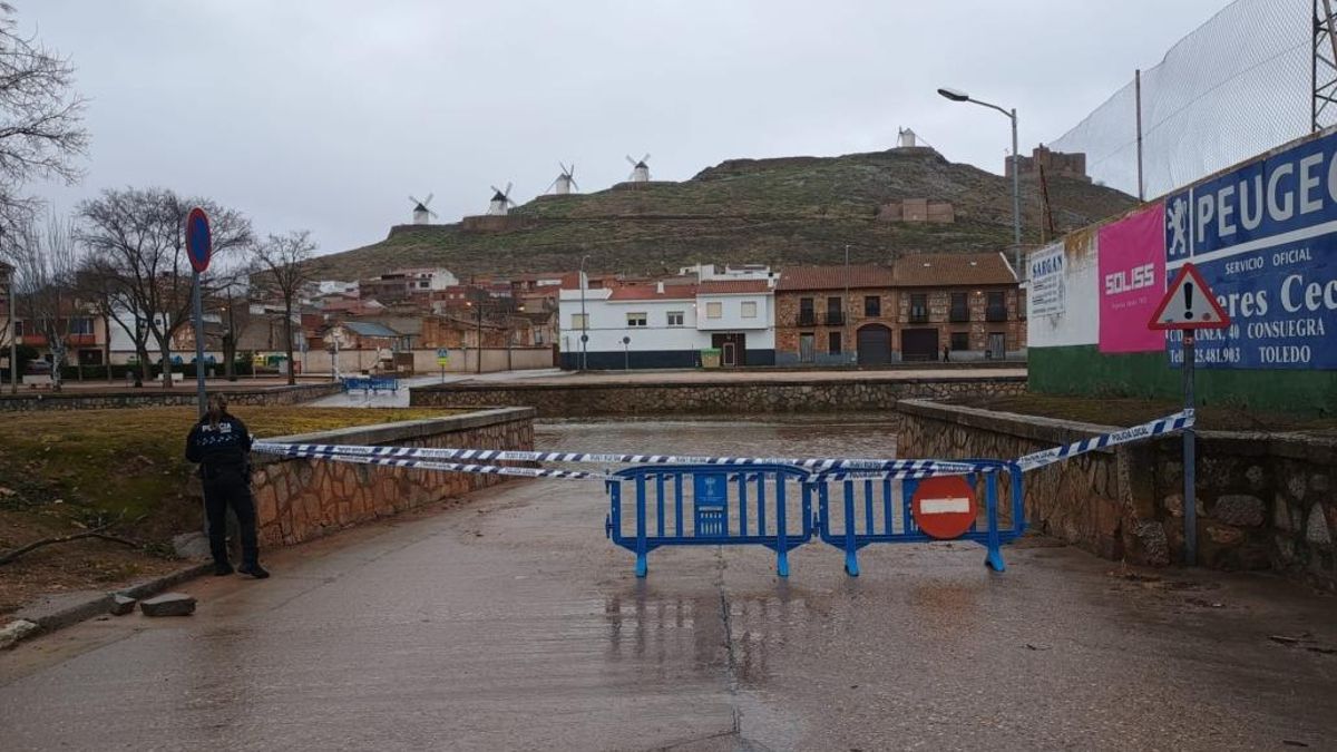 La Confederacion Hidrografica del Guadiana activó el aviso amarillo por la subida de caudal en el río Amarguillo. En la imagen, a su paso por Consuegra, en Toledo