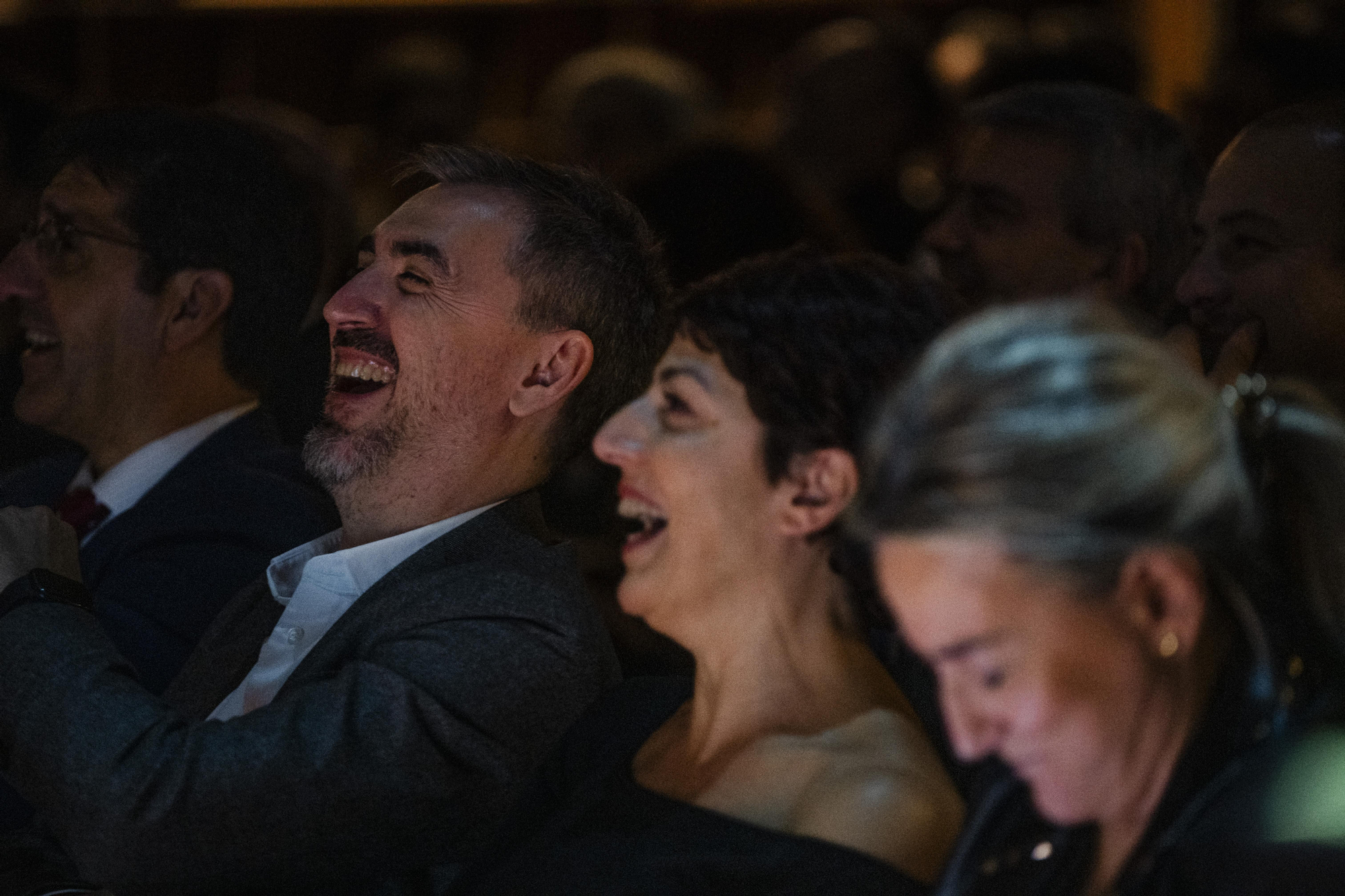 Ignacio Escolar, Rosalía Lloret y Milagros Tolón riendo durante el monólogo de Nuria Jiménez