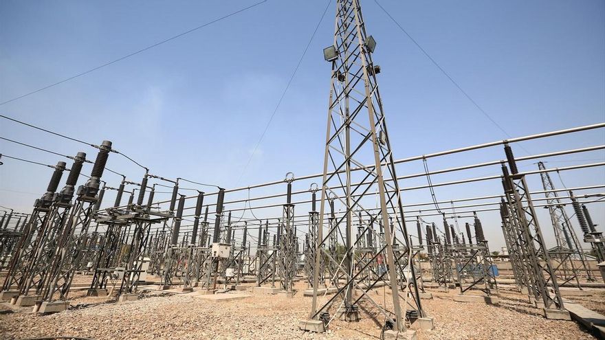 Imagen de archivo de una planta energética en el sur de Bagdad, Irak.