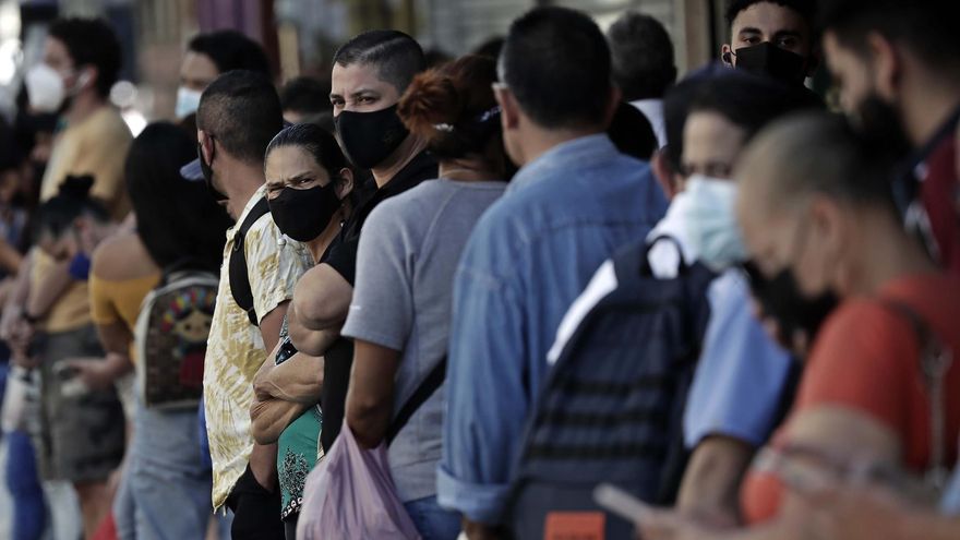 Personas hacen fila para esperar el autobus, el 20 de enero de 2022, en San José (Costa Rica). La variante ómicron ha disparado los casos de la covid-19 en Centroamérica, donde se ven filas de personas en busca de diagnóstico en países como El Salvador o Panamá, aunque sin el fuerte impacto en las hospitalizaciones y muertes que han tenido olas previas de la pandemia.