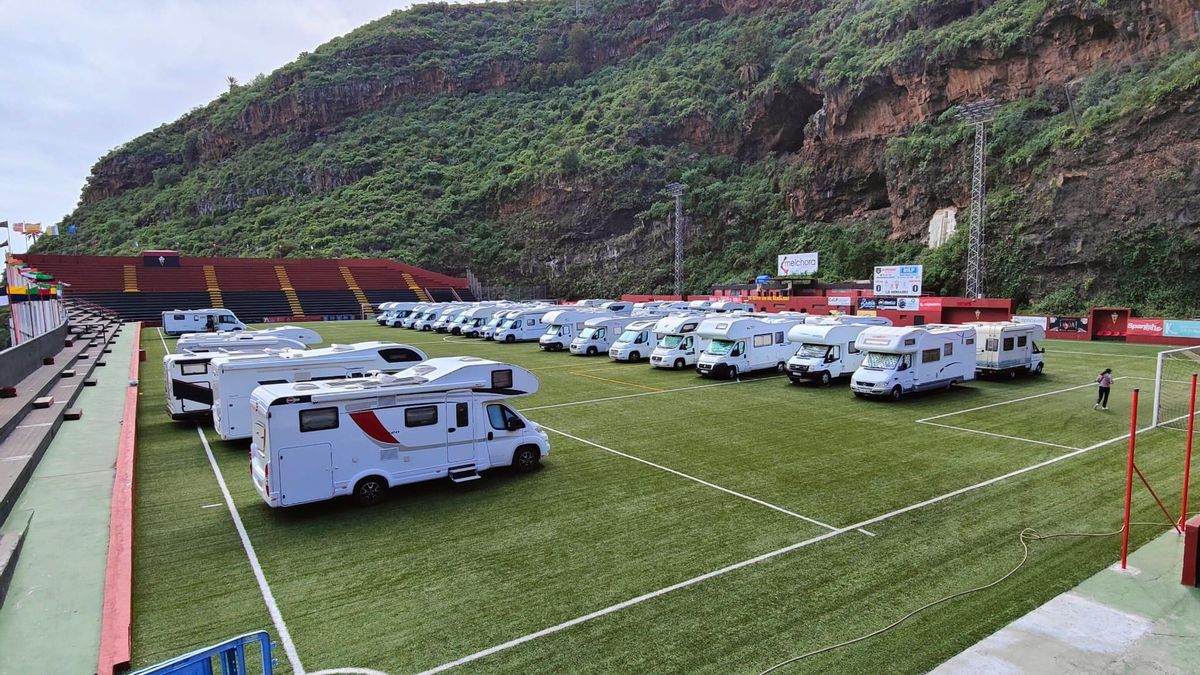 El estadio Silvestre Carrillo se convierte en parking de caravanas para el Carnaval