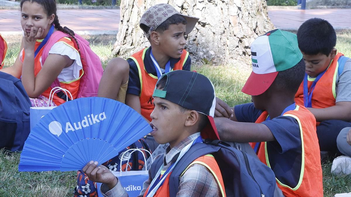 La llegada de los 131 niños saharauis que pasarán el verano en Córdoba, en imágenes