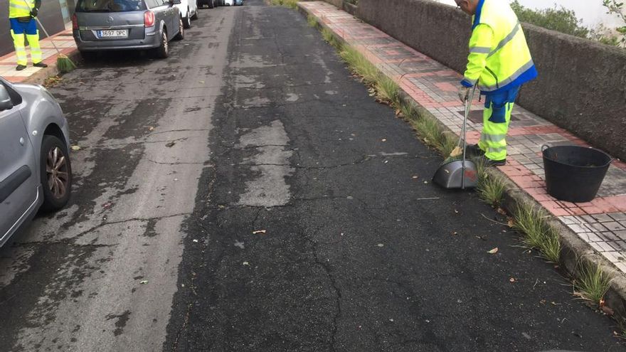 Personal de limpieza en Las Palmas de Gran Canaria tras la borrasca Celia