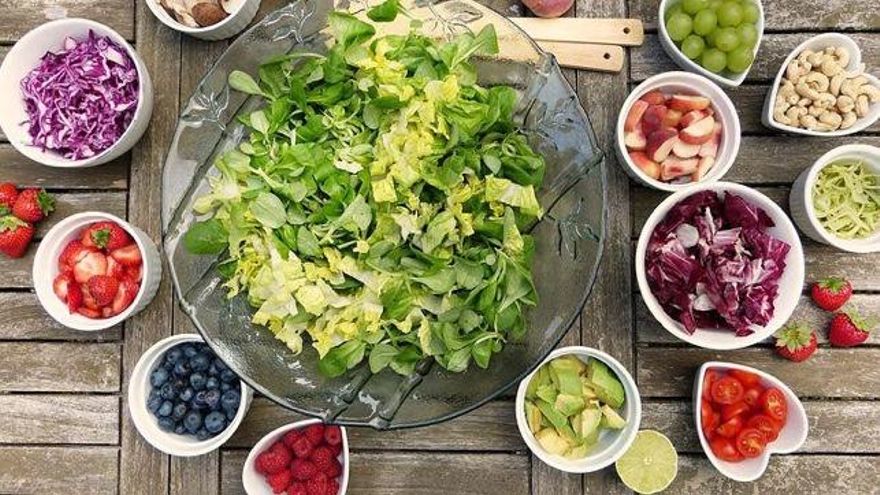 Seis ensaladas de toda la vida para afinarse tras los atracones de agosto