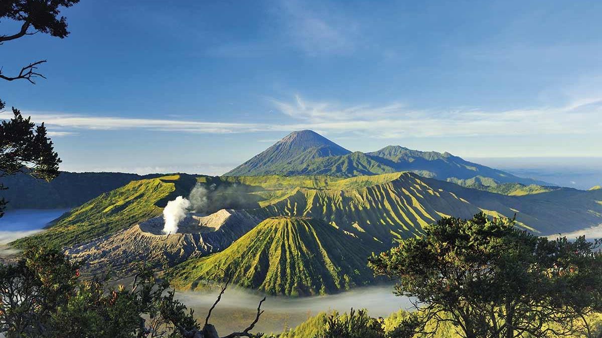 La isla más poblada del mundo tiene más de 40 volcanes activos, el templo budista más grande del planeta y dio nombre al café