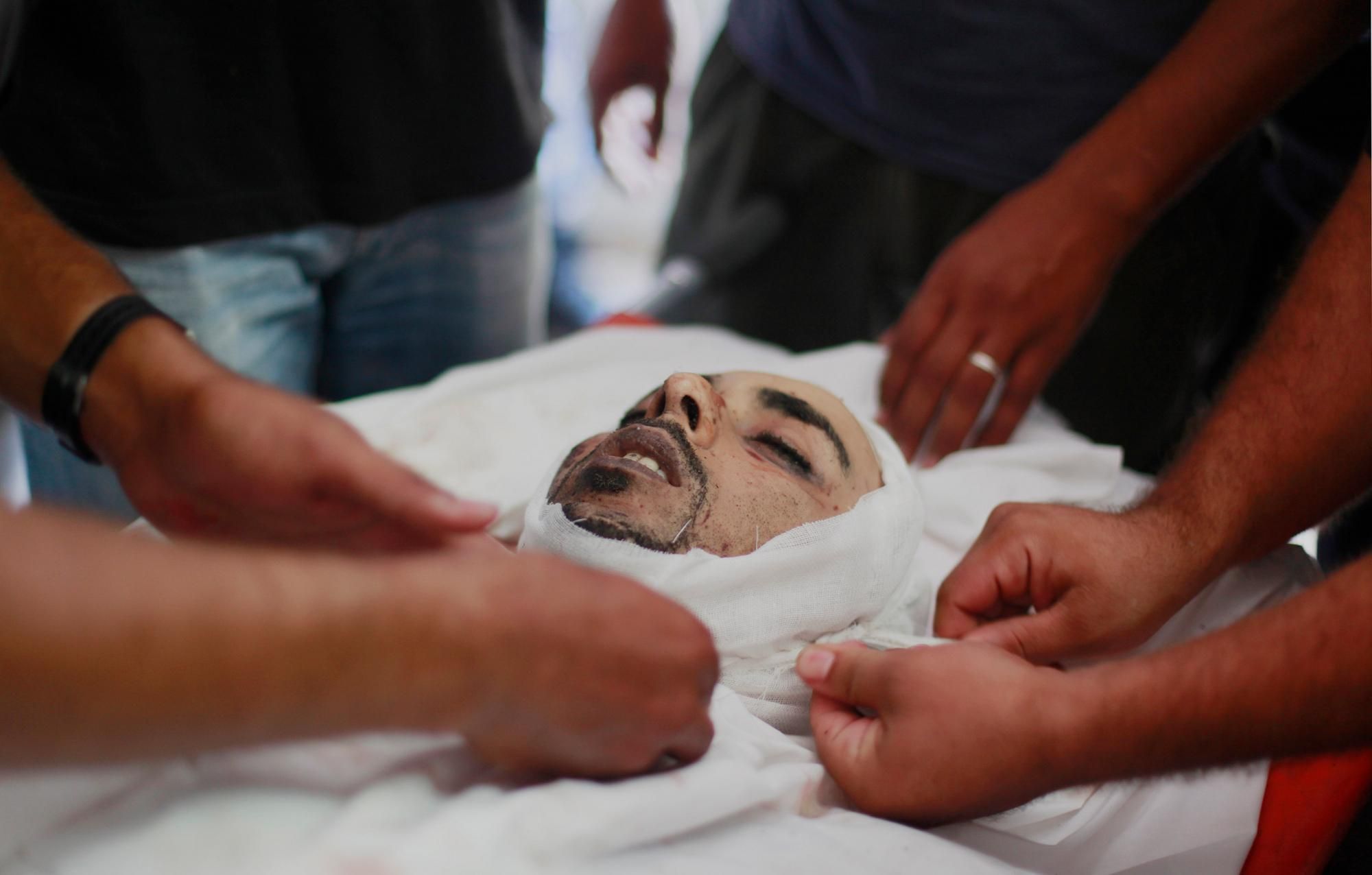La preparación del cuerpo del doctor Anás Abú al-Kas, de 33 años, en la morgue del hospital al_Shifa de Ciudad de Gaza. Foto: Hosa Salem/Zuma Press.