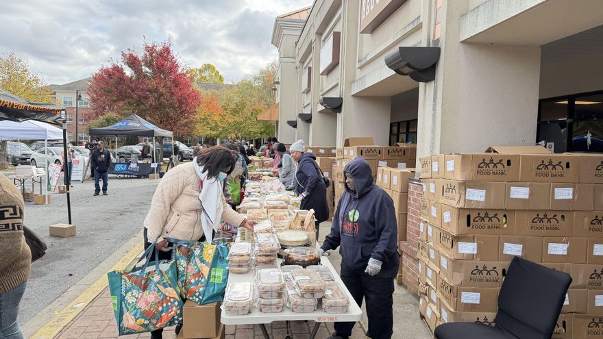Sin dinero para la hipoteca, las facturas y la comida por el cierre del gobierno: así son las colas de empleados públicos en EEUU para buscar alimentos