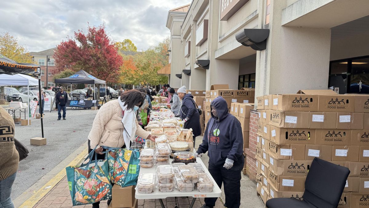 Sin dinero para la hipoteca, las facturas y la comida por el cierre del gobierno: así son las colas de empleados públicos en EEUU para buscar alimentos