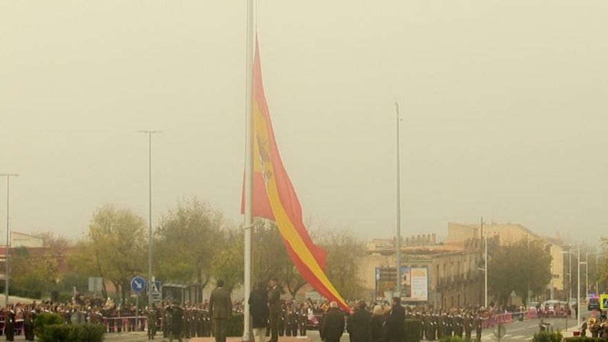 PP y Vox ya tienen en Toledo su bandera gigante de España tras un izado militar bajo la niebla