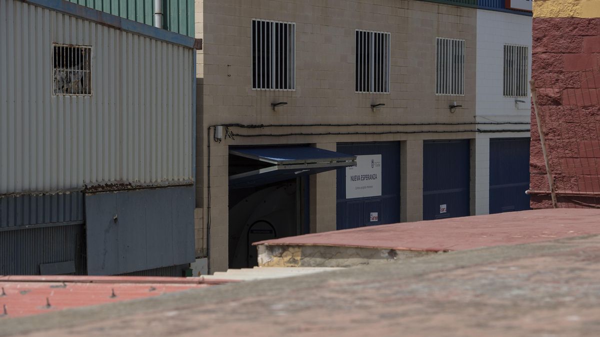 Archivo - Imagen de archivo del exterior de las naves industriales de El Tarajal, en Ceuta, que fueron usadas ante la sobreocupación del centro de menores de la Esperanza y que fue denominado como ‘La Esperanza 2’.