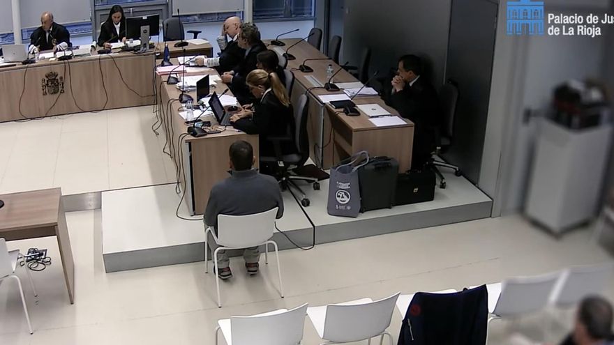 Policías advierten que el acusado del asesinato de su mujer "cambió de versión" y la defensa dice que la investigación "ha sido defectuosa y errónea"