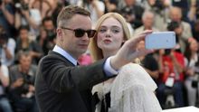 Nicolas Winding Refn y Elle Fanning se hacen un selfi en el Festival de Cannes 2016.