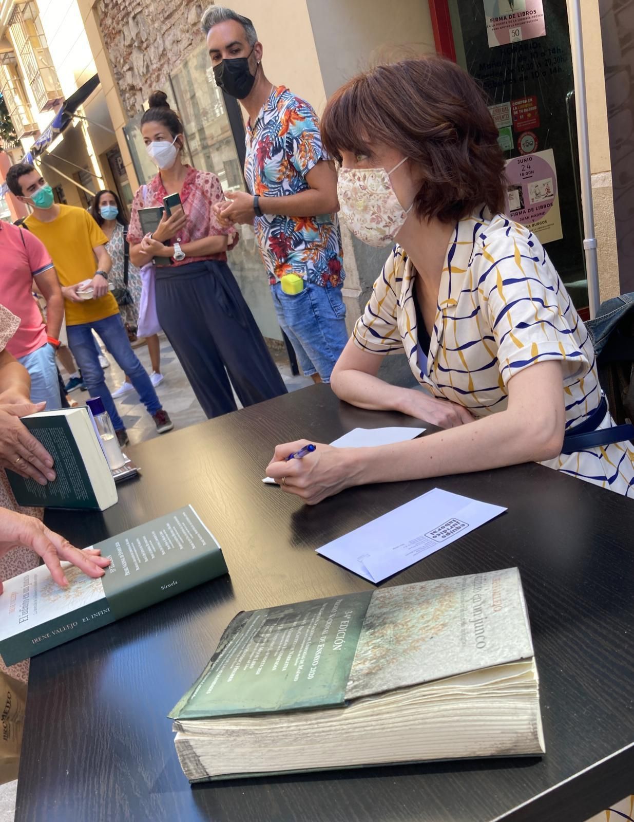 Irene Vallejo firmando en la puerta de la librería Proteo tras el incendio