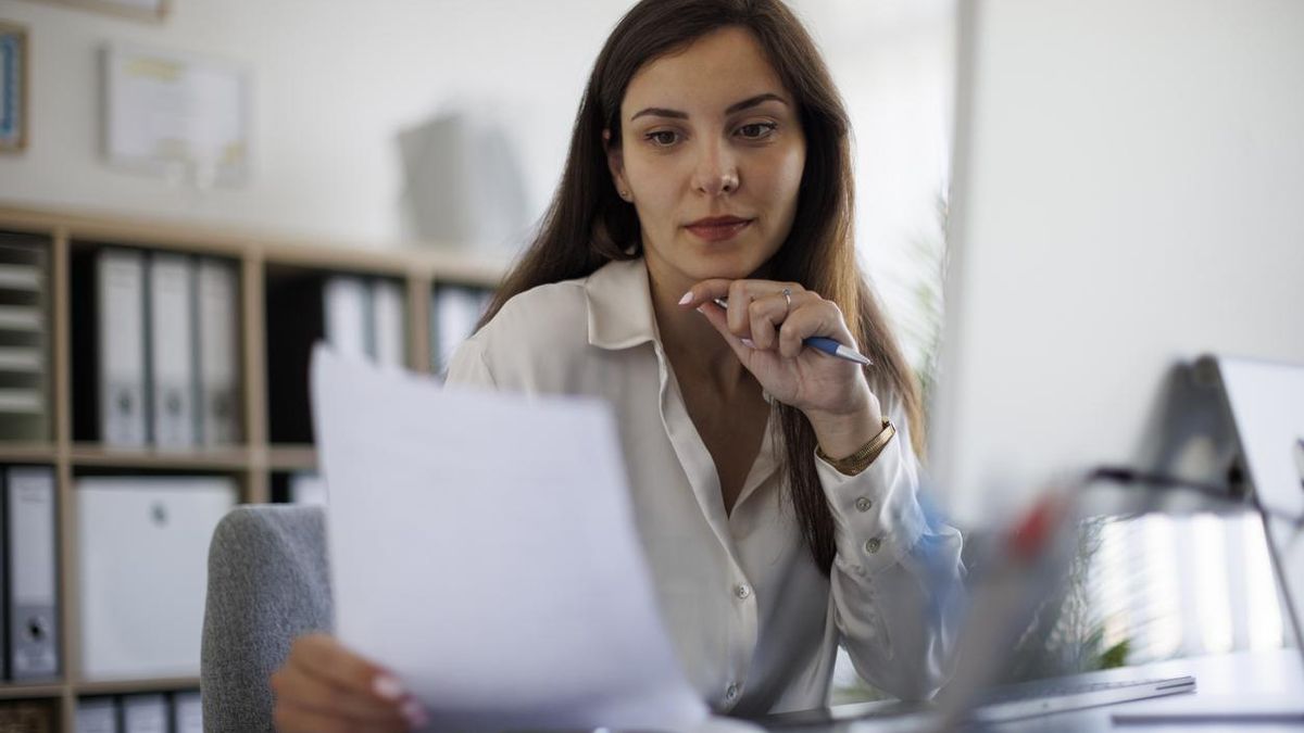 Una mujer de negocios consulta su nómina