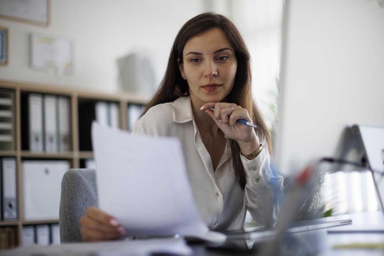Una mujer de negocios consulta su nómina