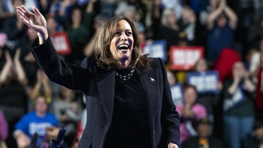 La candidata demócrata a la presidencia de Estados Unidos, Kamala Harris, durante un mitin el lunes.
