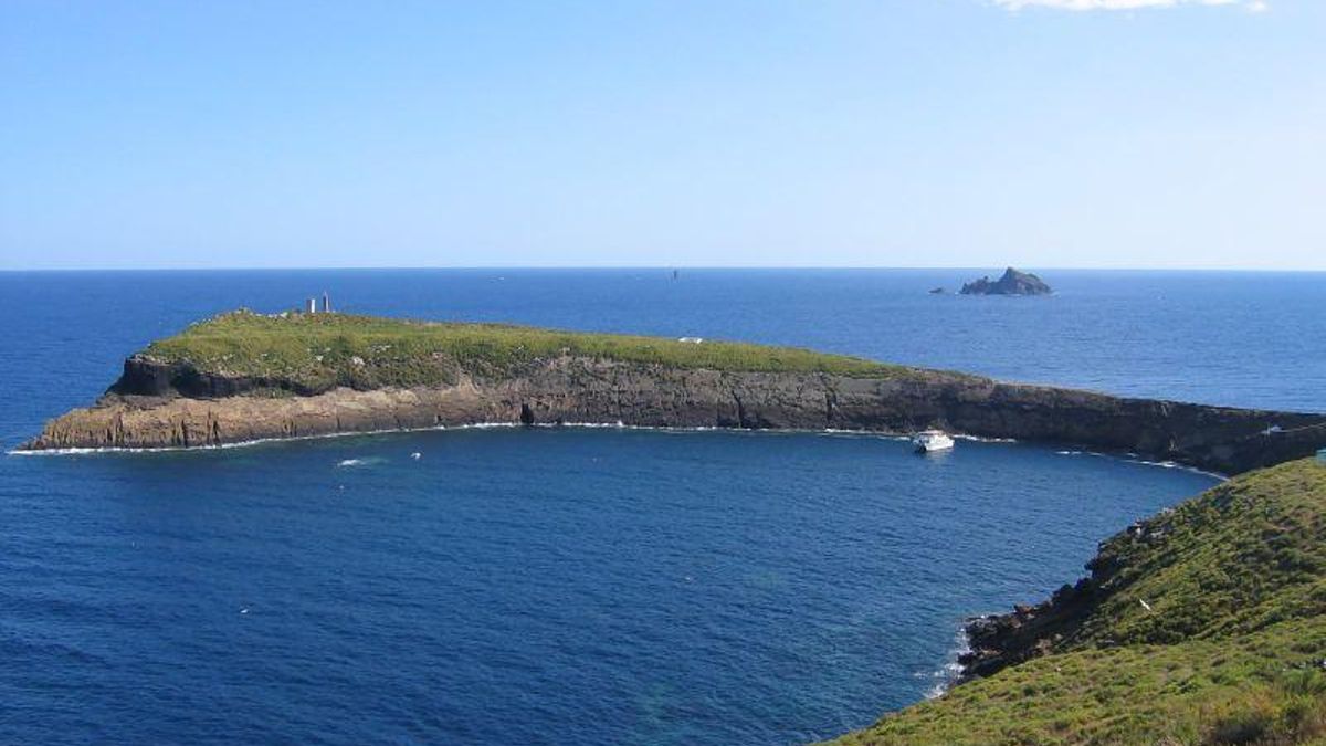 La isla inhabitada cercana a Castellón que tiene forma de media luna