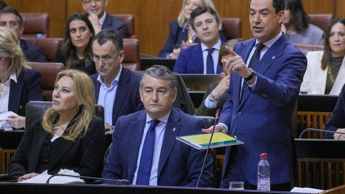 El presidente de la Junta de Andalucía, Juanma Moreno, durante su intervención en la segunda jornada del Pleno del Parlamento andaluz. A 07 de marzo de 2024, en Sevilla (Andalucía, España). Segunda jornada de Pleno con la Sesión de Control al Gobierno con
