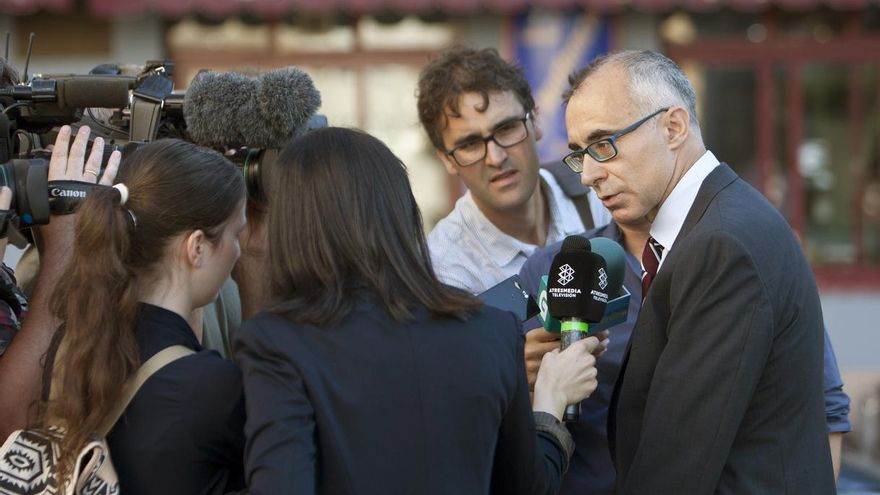 El fiscal Alejandro Pazos atiende a los medios a su llegada a la Audiencia de Pontevedra.