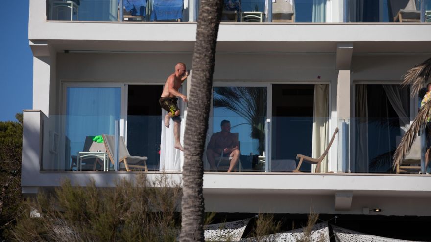 'Balcón Viajes' i 'Premi Mar Adentro': humor negre per conscienciar sobre el 'balconing'