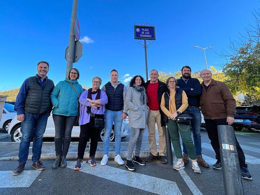Descobriment de la placa amb el nom de plaça de les Teixidores, el 15 de desembre de 2022, amb la presència de tots els grups polítics que, per unanimitat, van avalar el seu canvi de nom
