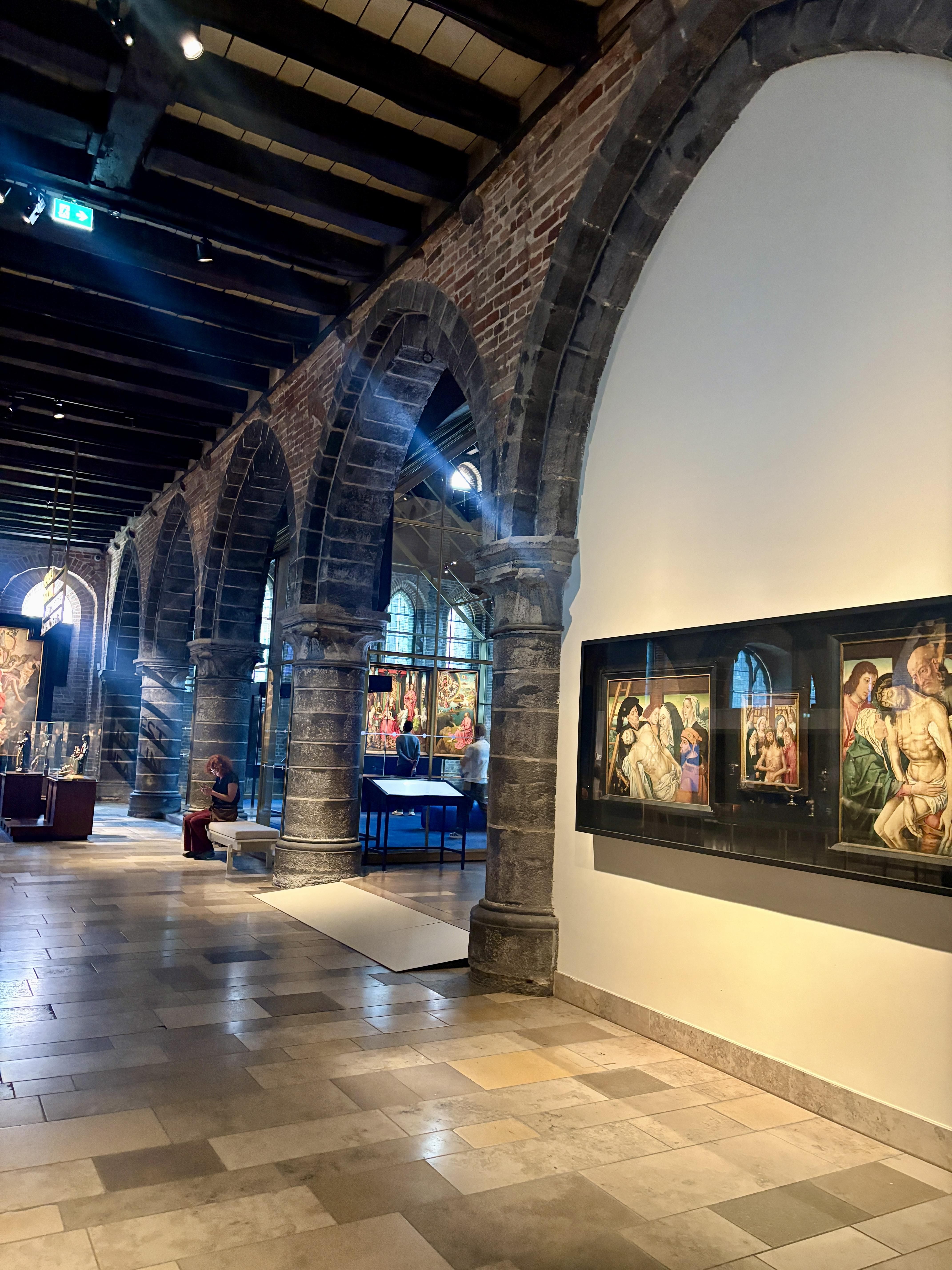 Interior del antiguo Hospital de San Juan en el museo actual con parte de su historia y obras de Memling.